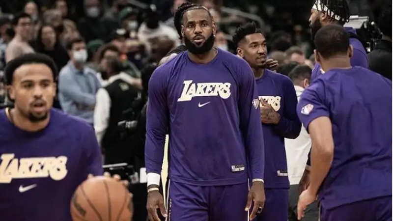 Леброн Джеймс удален за удар соперника в матче НБА