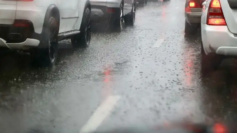 Блогер сравнил затопленные улицы Актау с речкой в парке Армении