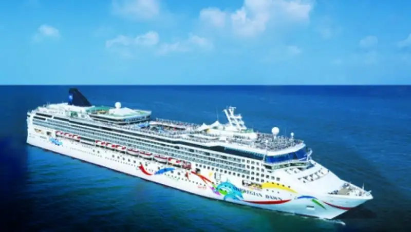 Круизный лайнер Norwegian Dawn сняло с мели приливом