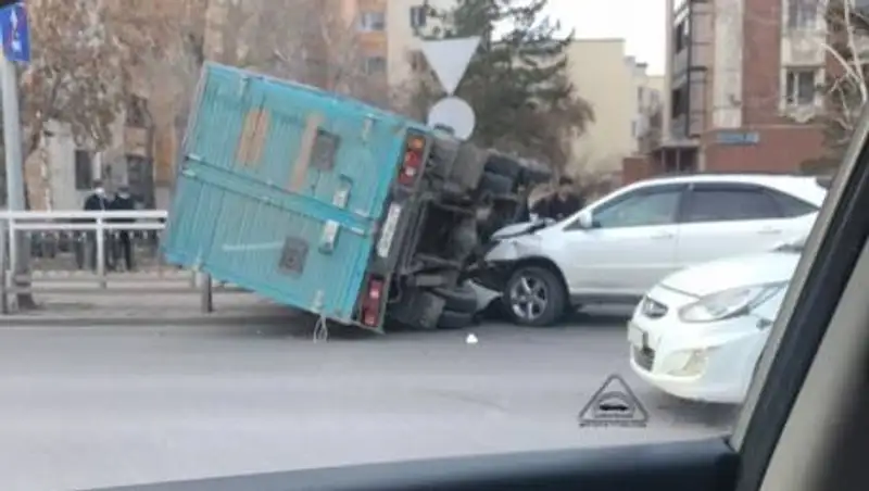 Lexus опрокинул Газель на бок в Нур-Султане