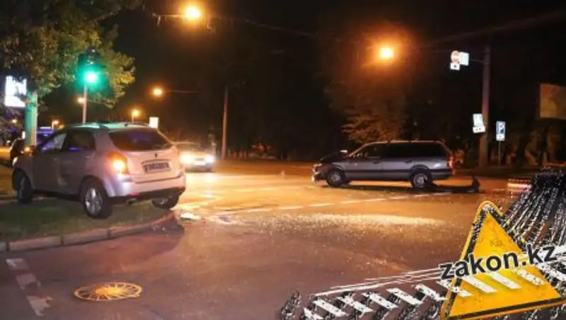 В Алматы после столкновения Ssang Yong опрокинулся на бок