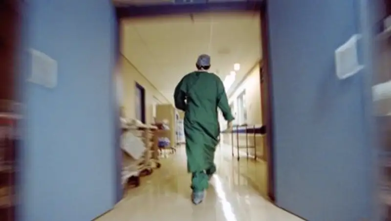 Пациент выпал из окна больницы и разбился