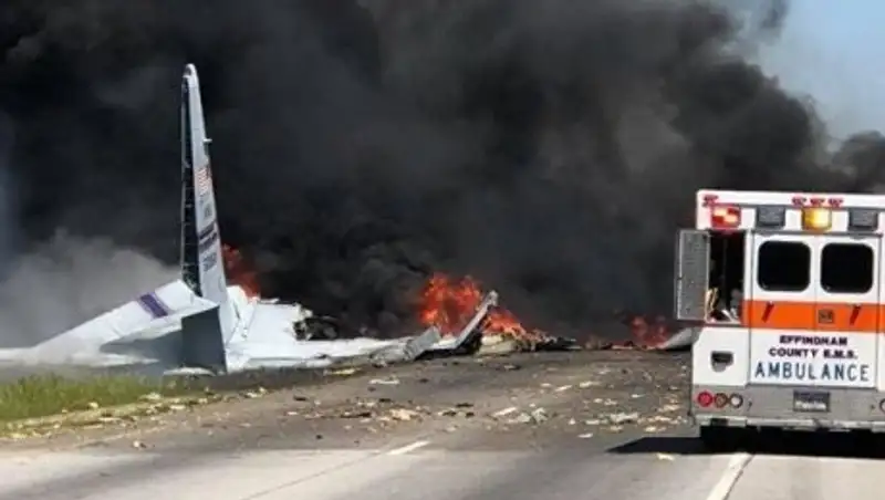 В США военный самолет упал на автодорогу