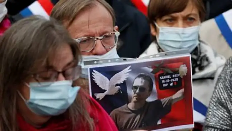 Убийца учителя под Парижем был связан с сирийским радикалом