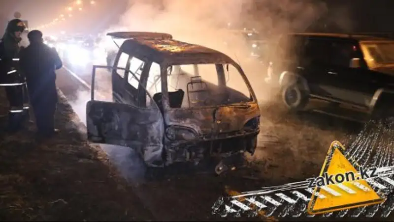 В Алматы сгорел китайский микроавтобус