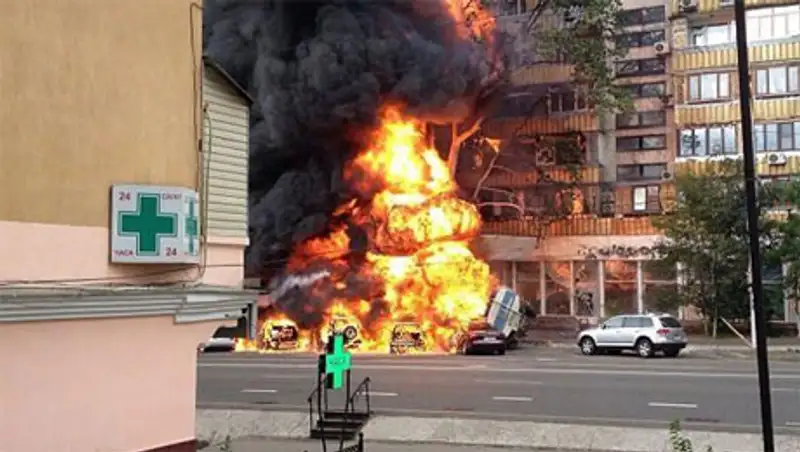 В.Божко наградил участников ликвидации пожара в результате взрыва бензовоза в Алматы, фото - Новости Zakon.kz от 21.10.2013 17:00