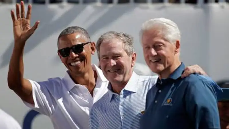 Обама, Клинтон и Буш вакцинируются от коронавируса публично