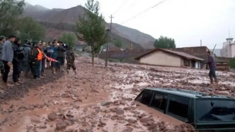 Гигантский оползень заживо похоронил десятки человек в Китае