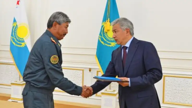 Министр обороны РК вручил сертификаты руководящему составу МО РК