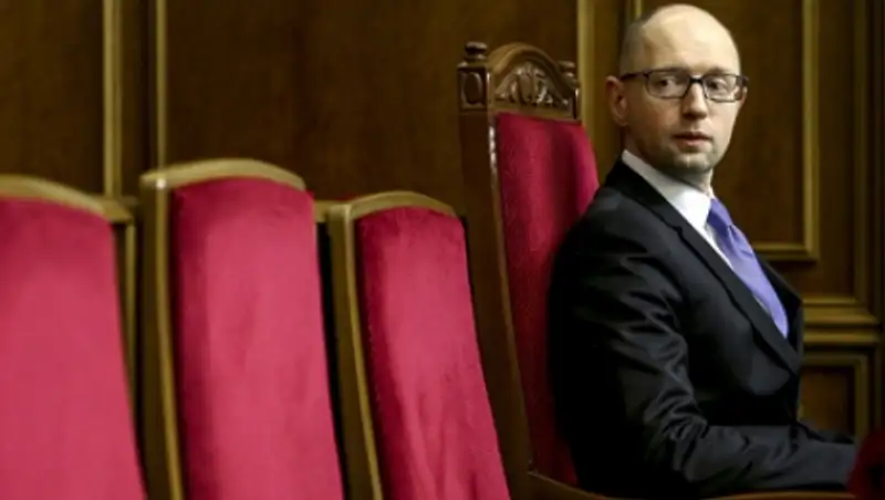 Яценюк требует приведения Вооруженных сил Украины в полную боевую готовность