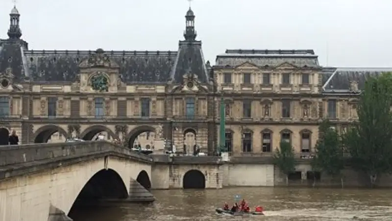 В Париже Большой дворец возобновил работу в связи со спадом воды в Сене