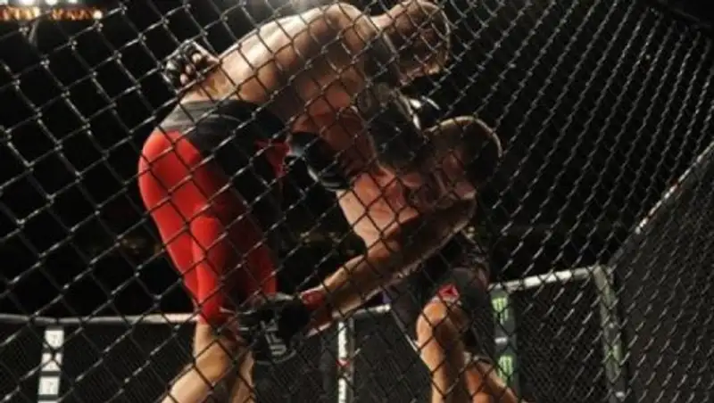 Боец MMA нокаутировал соперника ударом ногой по ноге