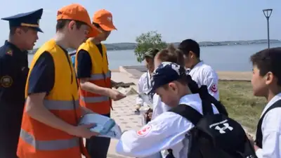 В Акмолинской области рассказывают, как предотвратить выпадение маленьких детей из окон, фото - Новости Zakon.kz от 29.06.2023 12:46