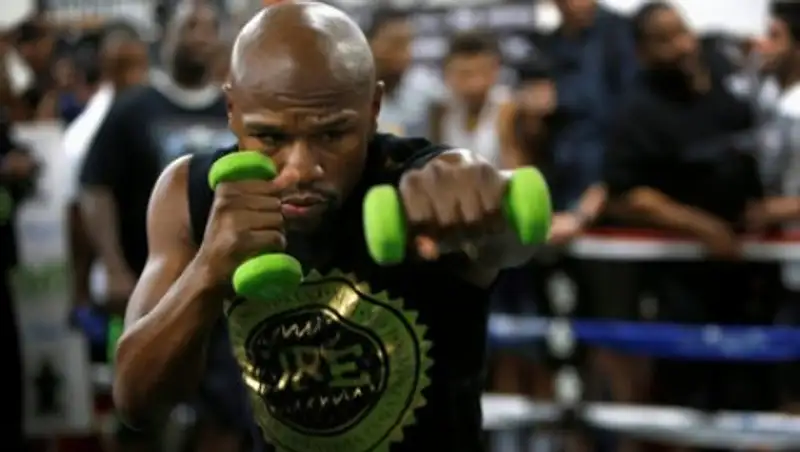 Мэйуэзер проведет последнюю неделю перед боем с Макгрегором в стрип-клубе