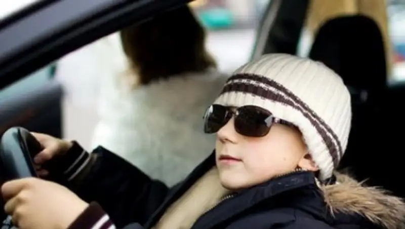 В Мангистау 14-летний подросток угнал машину и сбил пятилетнюю девочку