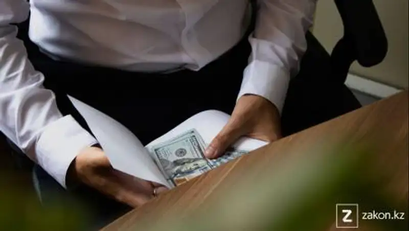 Офицера Антикора задержали по подозрению в получении 21 млн тенге