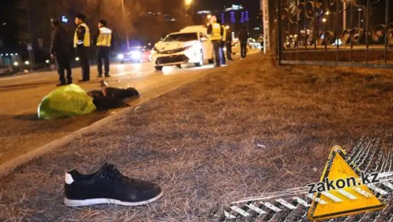 В Алматы автомобиль Toyota насмерть сбил женщину