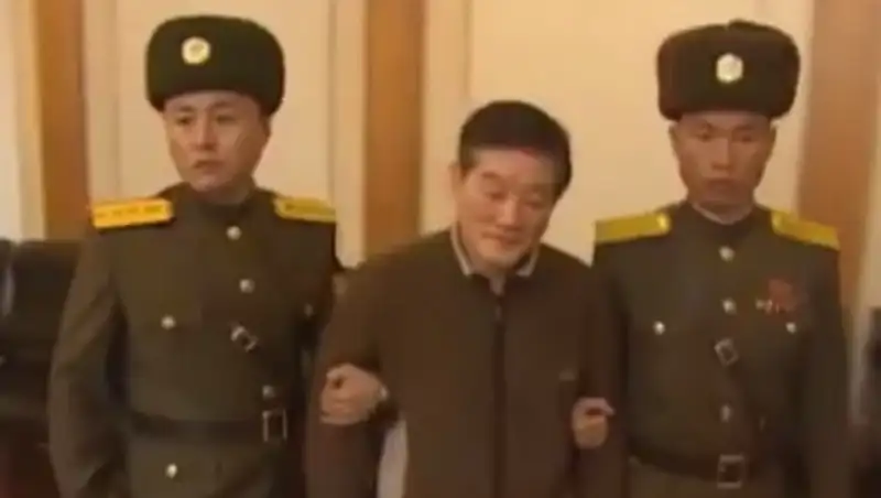 Арестованный в КНДР гражданин США попросил прощения за шпионаж