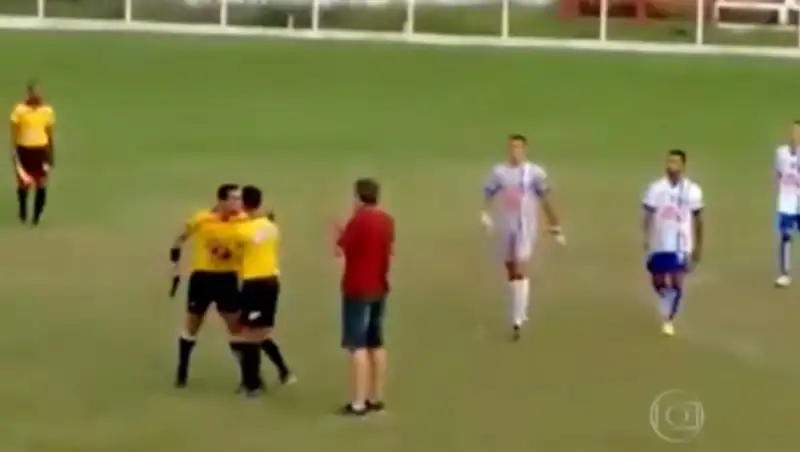 «Я здесь закон!» Бразильский рефери достал пистолет прямо на поле