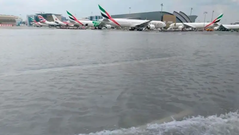 Дубай затопили сильные ливни