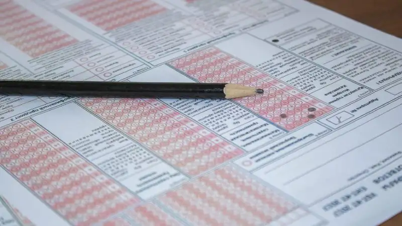 Выпускник принес на ЕНТ камеру с наушниками: его результат аннулирован