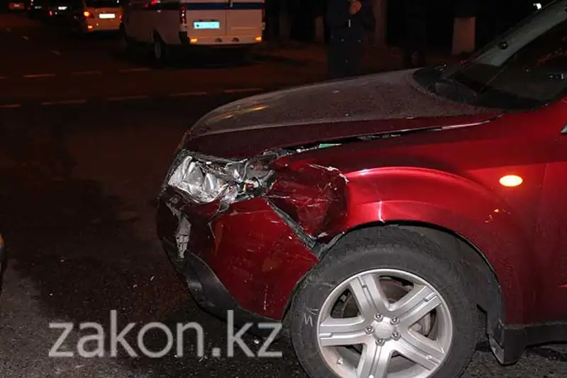 В Алматы водитель джипа после столкновения с такси утверждал, что его не было в машине, фото - Новости Zakon.kz от 13.11.2013 19:39