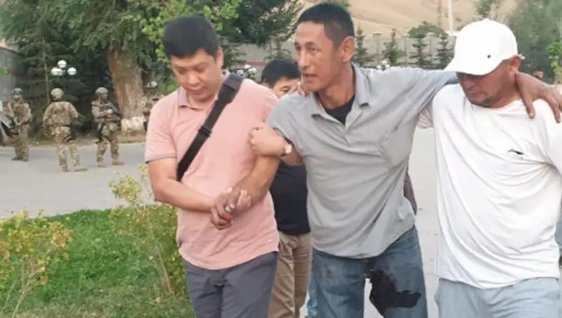 При задержании Алмазбека Атамбаева ранены журналист и экс-депутат