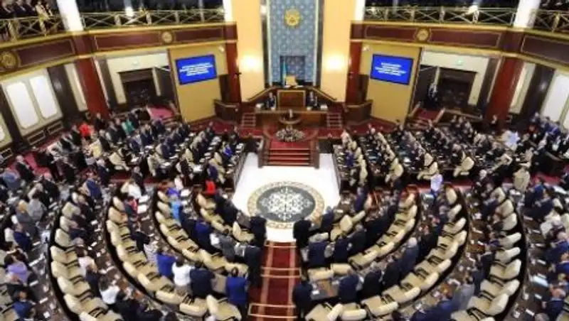 Казахстанские депутаты рассказали о своих летних каникулах