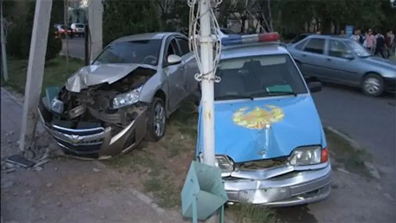 Патрульный автомобиль и иномарка столкнулись в Шымкенте