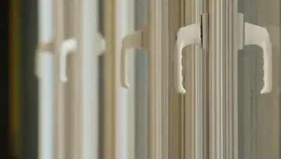 из окна выпал ребенок, фото - Новости Zakon.kz от 20.04.2022 10:14