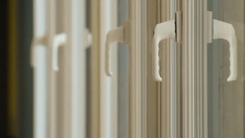 Четырехлетний ребенок выпал из окна в Караганде