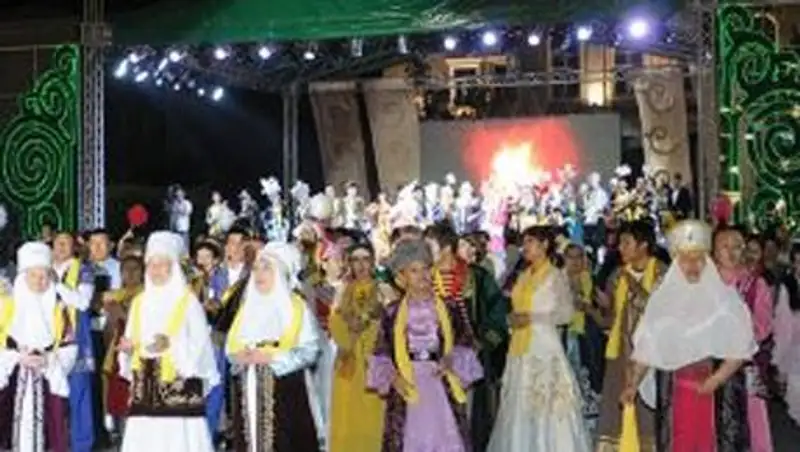 В Таразе тысяча человек одновременно исполнили десять музыкальных произведений