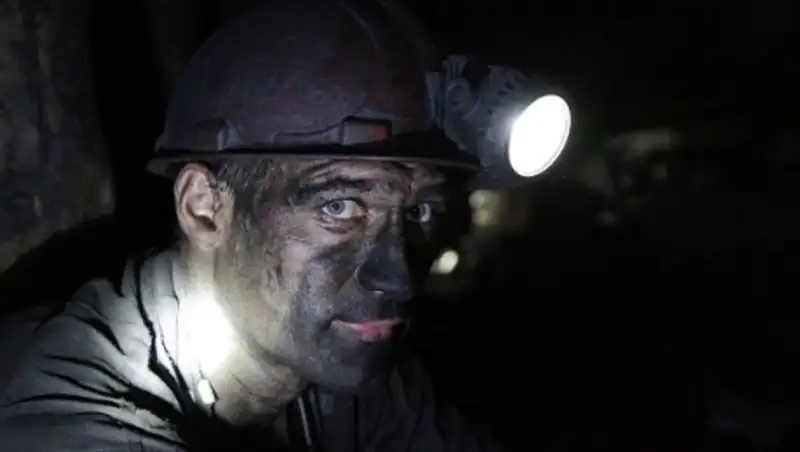 В Воркуте из шахты выводят горняков из-за возможного горного удара