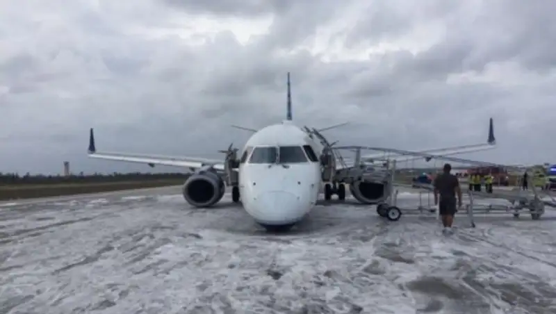 В Сети опубликовали видео посадки самолета с отказавшим шасси
