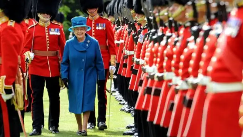 Елизавета II впервые появилась на публике после тяжелой простуды