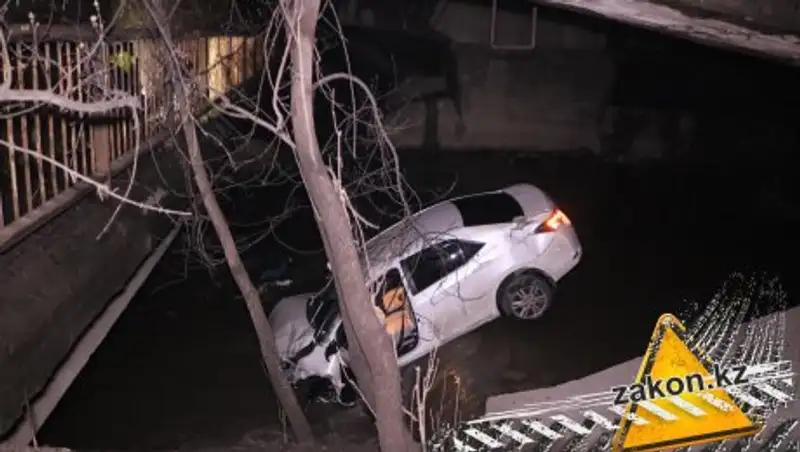 В Алматы Toyota Corolla вылетела с моста в речку
