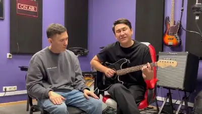 исполнение песни, фото - Новости Zakon.kz от 19.03.2022 10:41