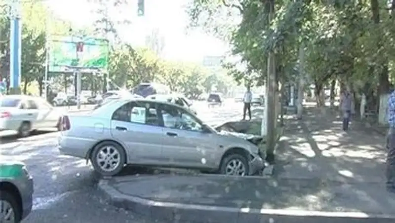 Легковушка врезалась в столб в ВКО, два человека скончались, двое травмированы