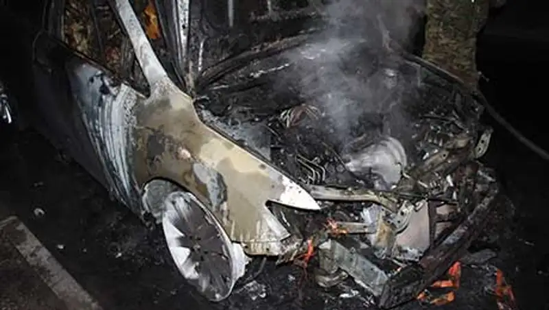 Сегодня ранним утром в Алматы сгорела Тойота Венза (фото), фото - Новости Zakon.kz от 06.11.2013 22:52