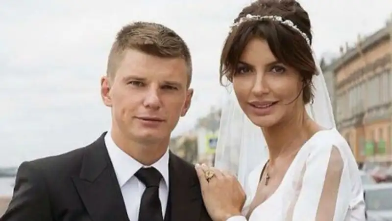 Аршавин шлет жене романтичные СМС и готовится к первому свиданию