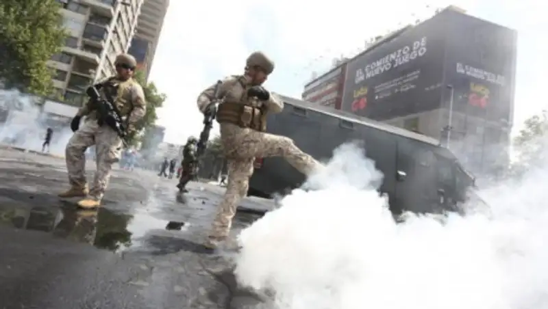 Протестующие в Чили сожгли здание столичного университета