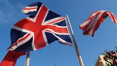 флаги Великобритании и США, фото - Новости Zakon.kz от 26.10.2022 07:45