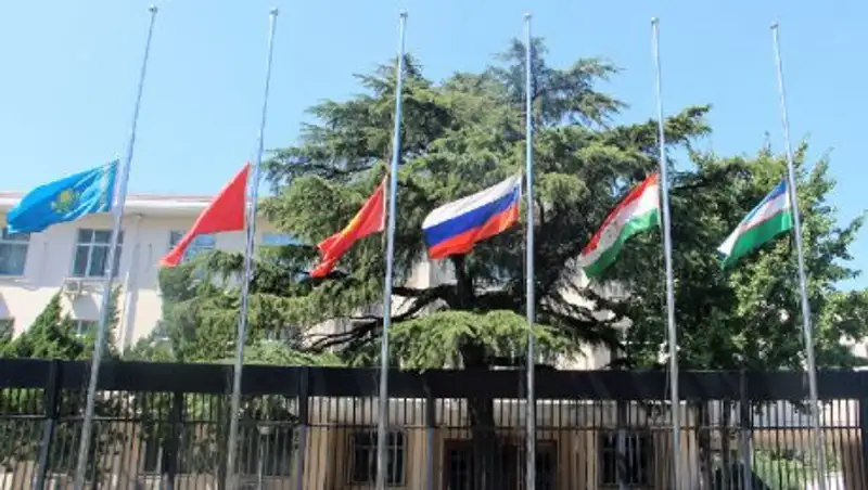 В штаб-квартире ШОС приспущены флаги в знак скорби с народом Узбекистана