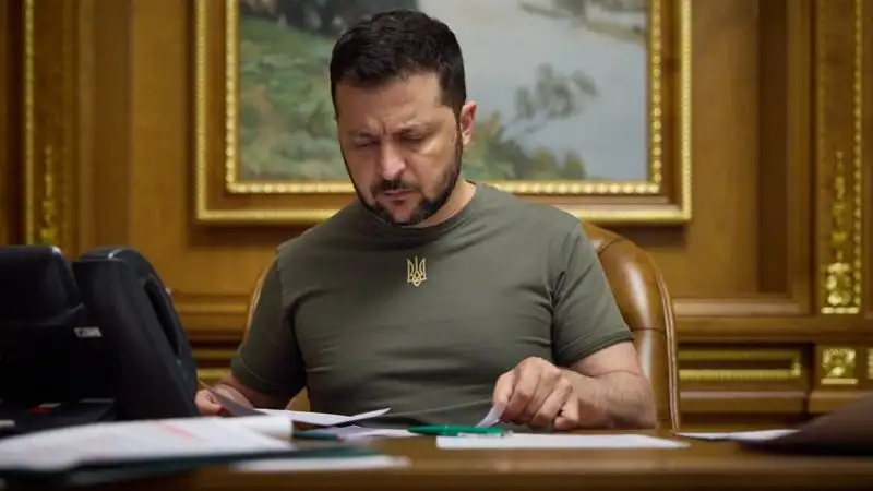 Зеленский намерен обязать украинских чиновников и военных изучать английский язык