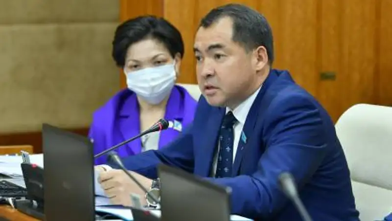 Театром абсурда назвал депутат ограничения Минздрава по работе бизнеса