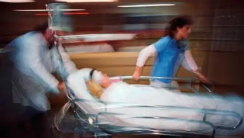 Состояние женщины и ребенка, выбросившихся с 5 этажа в Алматы, остается тяжелым