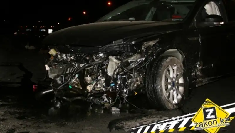 Форд без переднего госномера на высокой скорости снес ограждения на мосту в Алматы