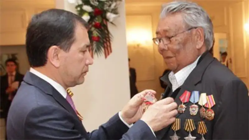 Аким Карагандинской области провел прием ветеранов Великой Отечественной войны