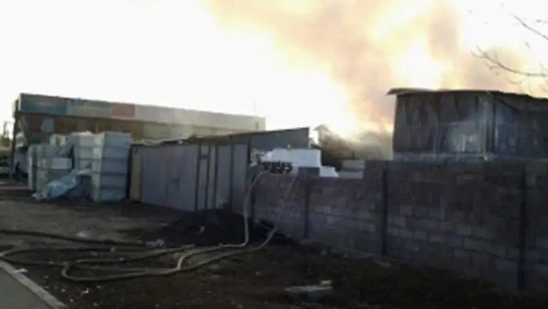 На трассе Алматы-Талгар загорелись строительные склады
