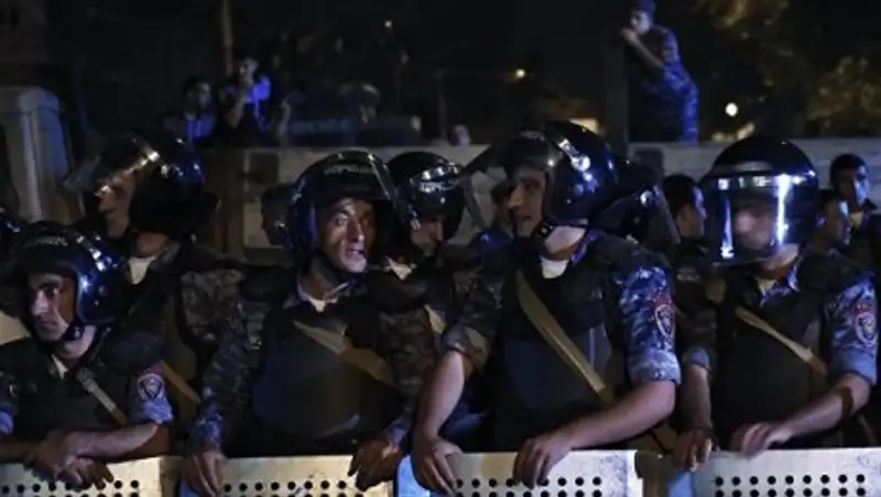 В Ереване с территории захваченного полка ППС доносятся звуки выстрелов